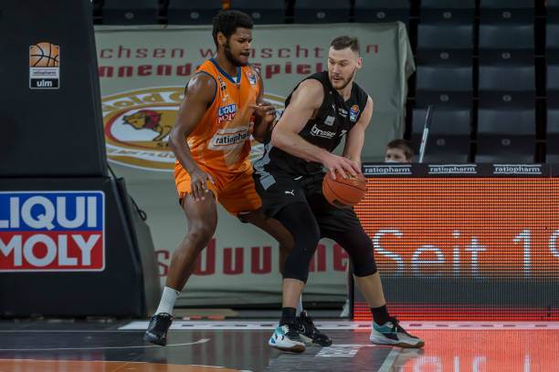 锋线突破的 锋线突破的